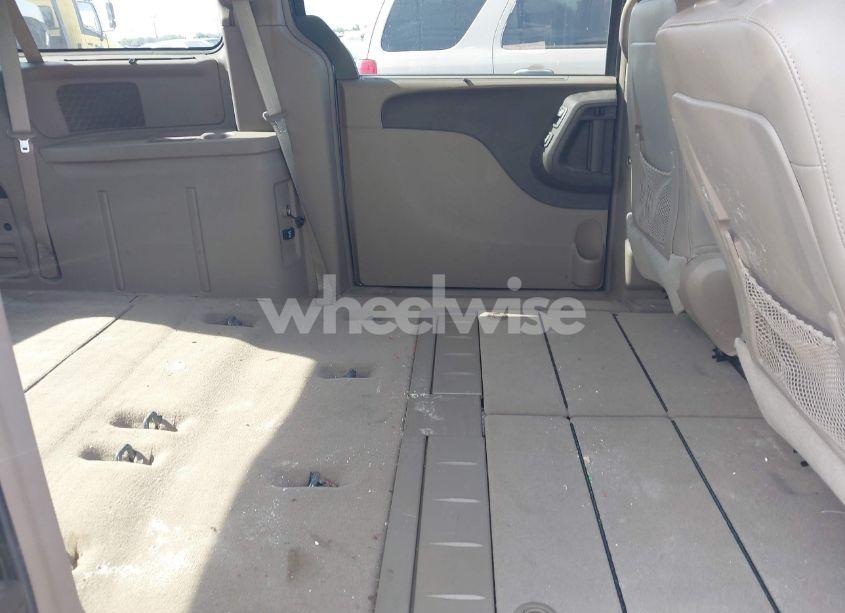 Photo 8 of 2011 Chrysler Town & COUNTRY TOURING-L (VIN 2A4RR8DG4BR784138)