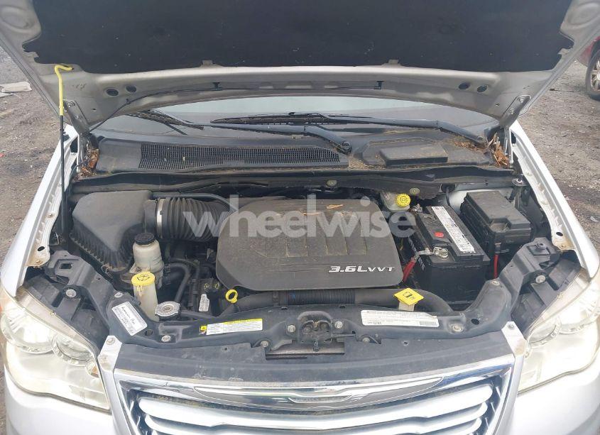 Photo 10 of 2011 Chrysler Town & COUNTRY TOURING-L (VIN 2A4RR8DG5BR611213)