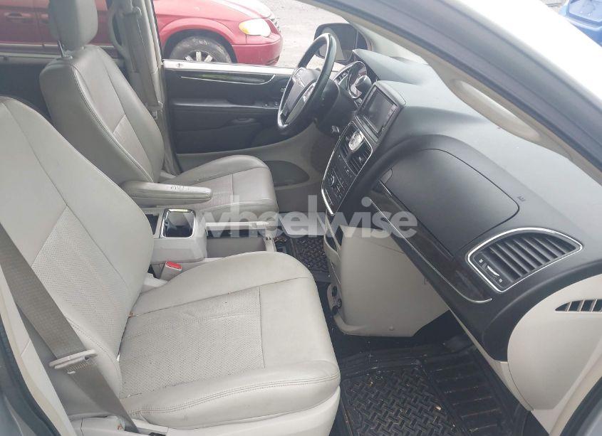 Photo 5 of 2011 Chrysler Town & COUNTRY TOURING-L (VIN 2A4RR8DG5BR611213)