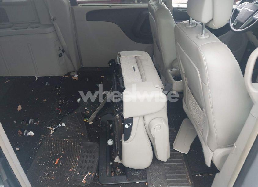 Photo 8 of 2011 Chrysler Town & COUNTRY TOURING-L (VIN 2A4RR8DG5BR611213)