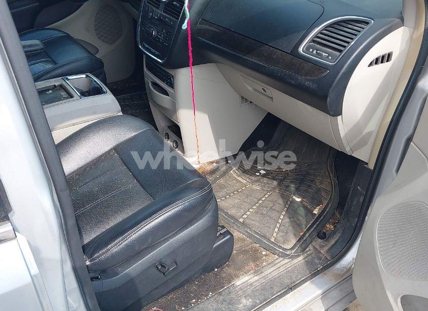 Photo 5 of 2011 Chrysler Town & COUNTRY TOURING-L (VIN 2A4RR8DG5BR611566)