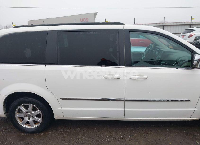 Photo 13 of 2011 Chrysler Town & COUNTRY TOURING-L (VIN 2A4RR8DG5BR690107)