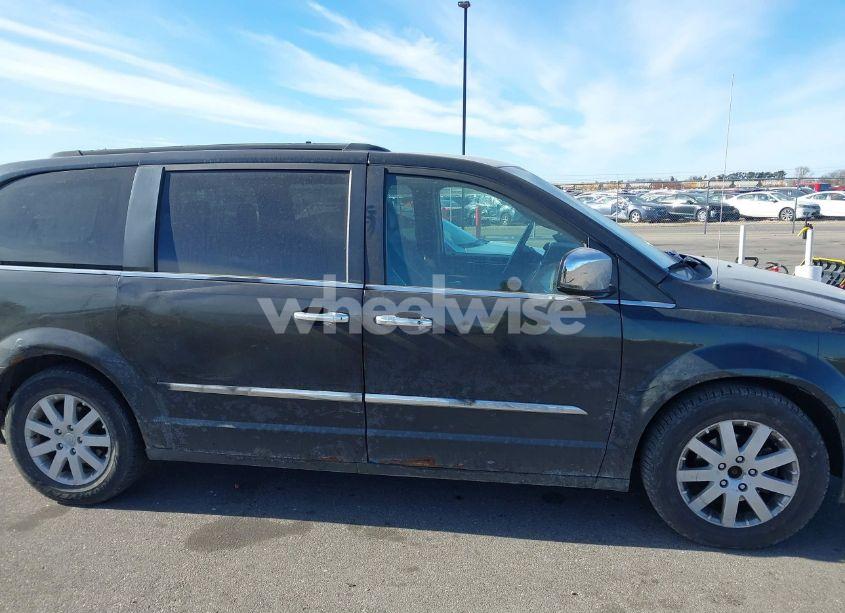 Photo 13 of 2011 Chrysler Town & COUNTRY TOURING-L (VIN 2A4RR8DG5BR704183)