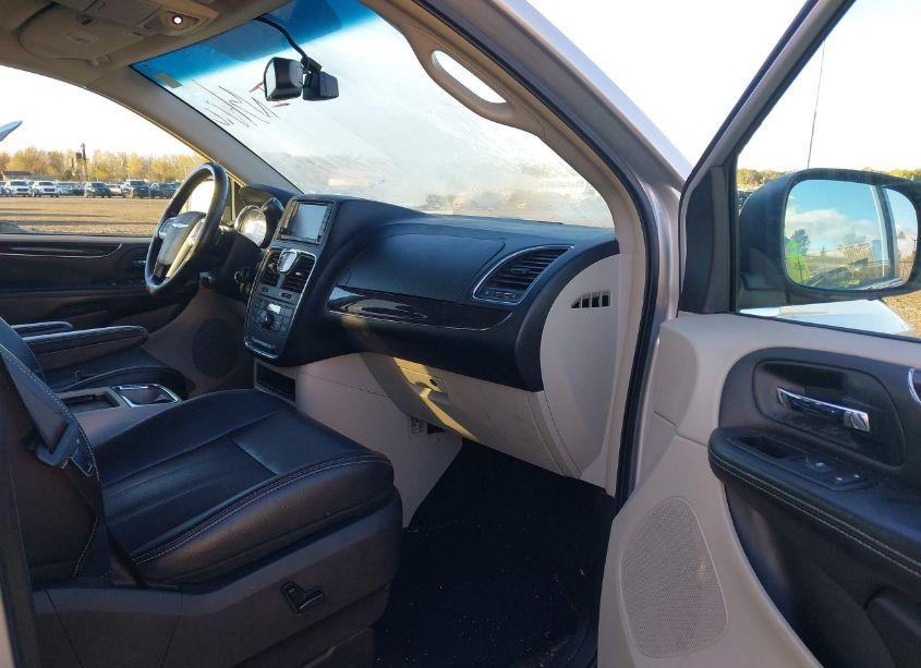 Photo 5 of 2011 Chrysler Town & COUNTRY TOURING-L (VIN 2A4RR8DG6BR611060)