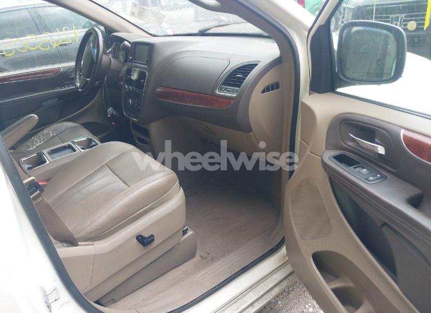 Photo 5 of 2011 Chrysler Town & COUNTRY TOURING-L (VIN 2A4RR8DG6BR631048)