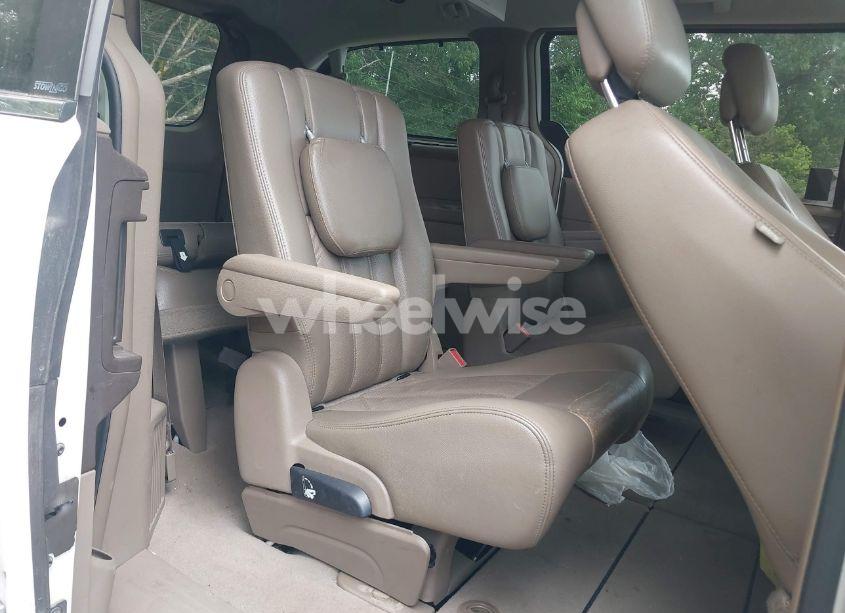 Photo 8 of 2011 Chrysler Town & COUNTRY TOURING-L (VIN 2A4RR8DG6BR631048)