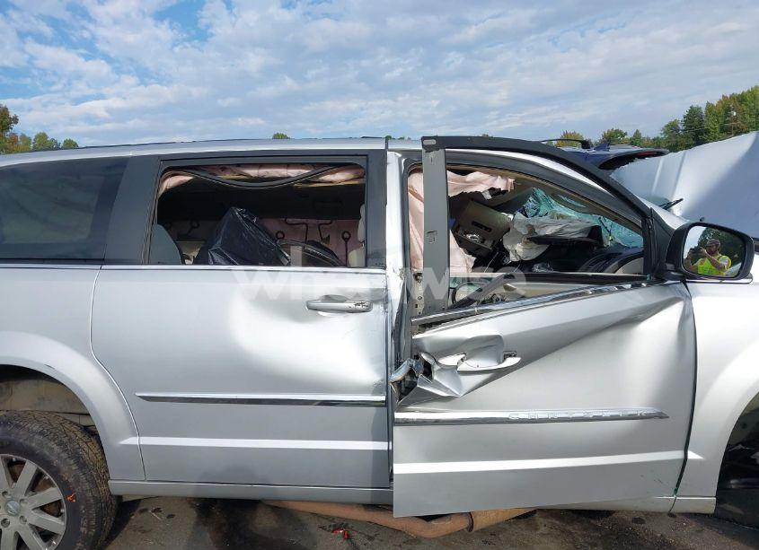 Photo 12 of 2011 Chrysler Town & COUNTRY TOURING-L (VIN 2A4RR8DG6BR716732)