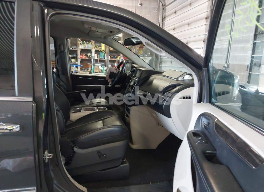 Photo 5 of 2011 Chrysler Town & COUNTRY TOURING-L (VIN 2A4RR8DG6BR798395)