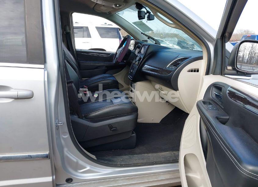 Photo 5 of 2011 Chrysler Town & COUNTRY TOURING-L (VIN 2A4RR8DG7BR612931)