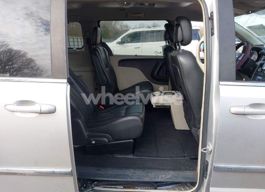 Photo 8 of 2011 Chrysler Town & COUNTRY TOURING-L (VIN 2A4RR8DG7BR612931)