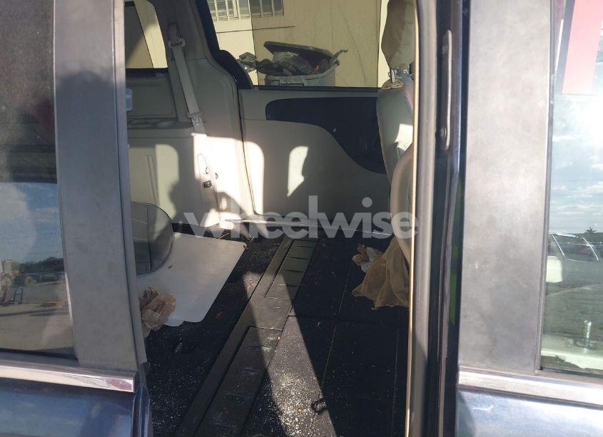 Photo 8 of 2011 Chrysler Town & COUNTRY TOURING-L (VIN 2A4RR8DG7BR655505)