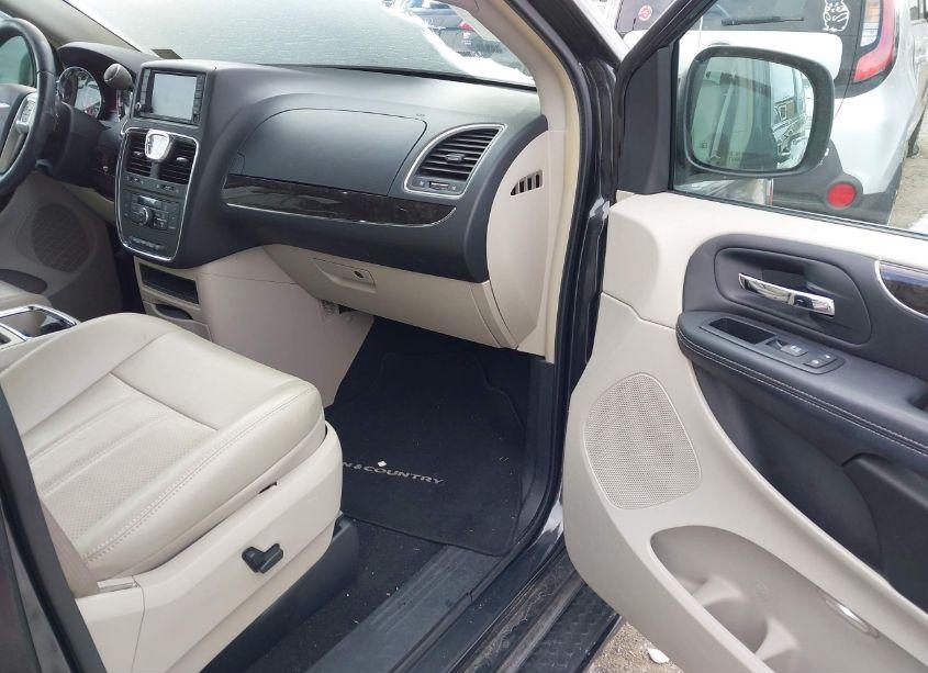 Photo 5 of 2011 Chrysler Town & COUNTRY TOURING-L (VIN 2A4RR8DG7BR798132)