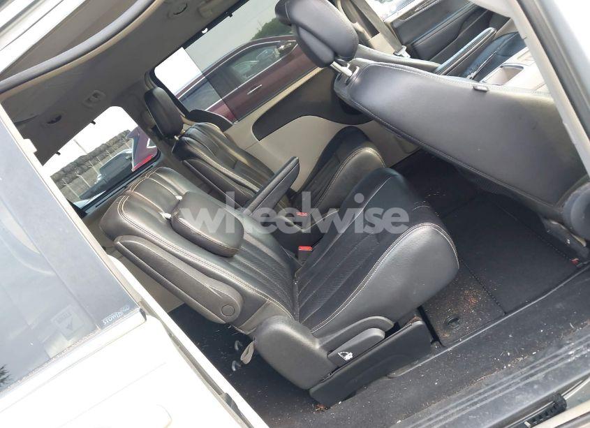 Photo 8 of 2011 Chrysler Town & COUNTRY TOURING-L (VIN 2A4RR8DG8BR605163)