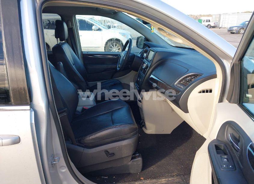 Photo 5 of 2011 Chrysler Town & COUNTRY TOURING-L (VIN 2A4RR8DG8BR746475)