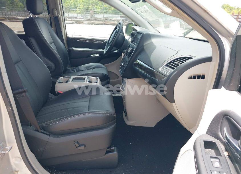 Photo 5 of 2011 Chrysler Town & COUNTRY TOURING-L (VIN 2A4RR8DG9BR655859)