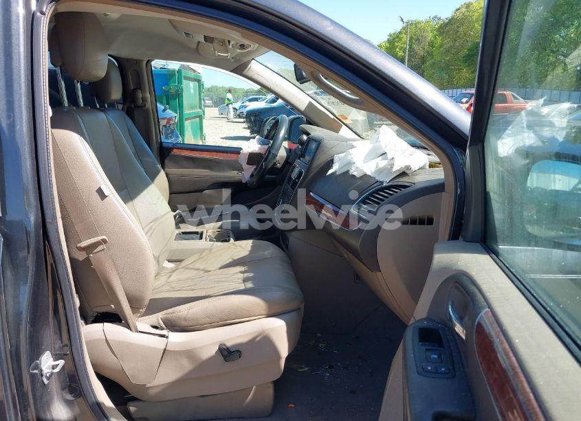 Photo 5 of 2011 Chrysler Town & COUNTRY TOURING-L (VIN 2A4RR8DGXBR612681)