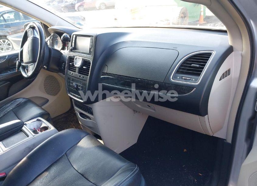 Photo 5 of 2011 Chrysler Town & COUNTRY TOURING-L (VIN 2A4RR8DGXBR782118)