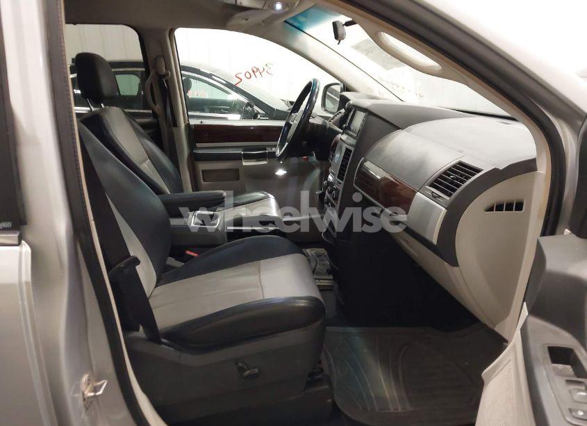 Photo 5 of 2010 Chrysler Town & COUNTRY TOURING PLUS (VIN 2A4RR8DX4AR361008)