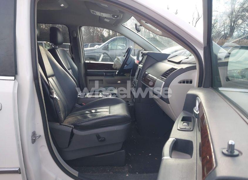 Photo 5 of 2010 Chrysler Town & COUNTRY TOURING PLUS (VIN 2A4RR8DX8AR387935)