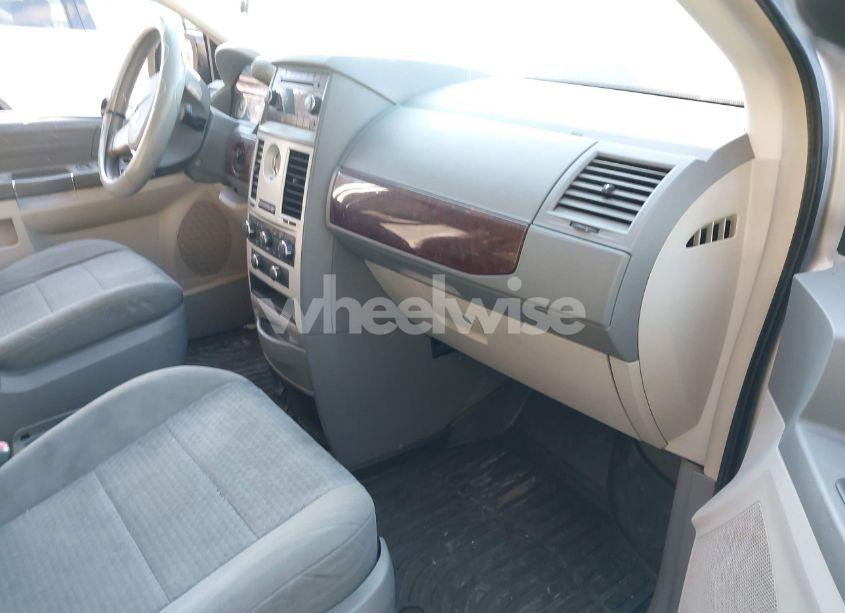 Photo 5 of 2009 Chrysler Town & COUNTRY LX (VIN 2A8HR44E09R670150)