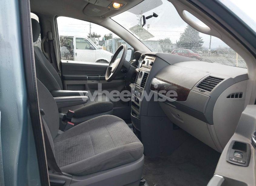 Photo 5 of 2009 Chrysler Town & COUNTRY LX (VIN 2A8HR44E19R656158)