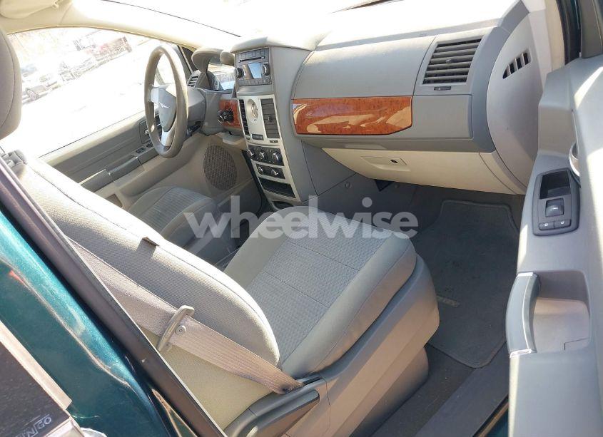 Photo 5 of 2009 Chrysler Town & COUNTRY LX (VIN 2A8HR44E29R570082)