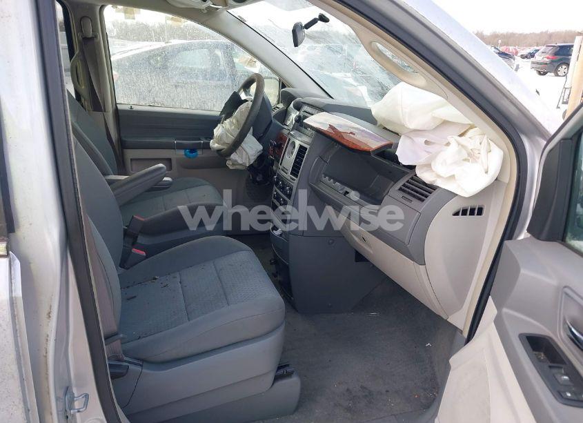 Photo 4 of 2009 Chrysler Town & COUNTRY LX (VIN 2A8HR44E29R607101)