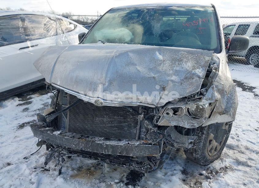 Photo 5 of 2009 Chrysler Town & COUNTRY LX (VIN 2A8HR44E29R607101)