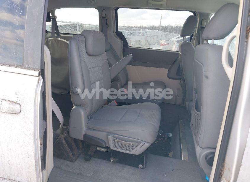 Photo 7 of 2009 Chrysler Town & COUNTRY LX (VIN 2A8HR44E29R607101)