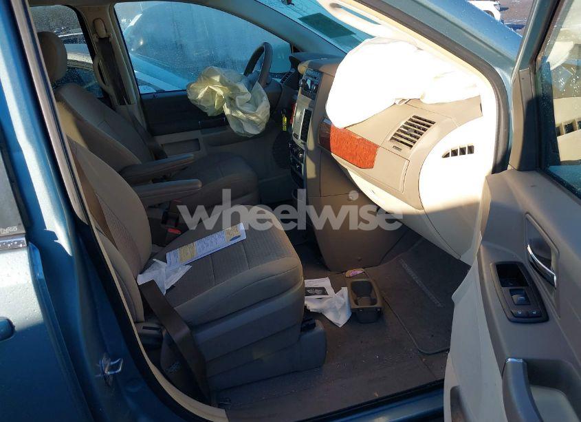 Photo 5 of 2009 Chrysler Town & COUNTRY LX (VIN 2A8HR44E39R512675)