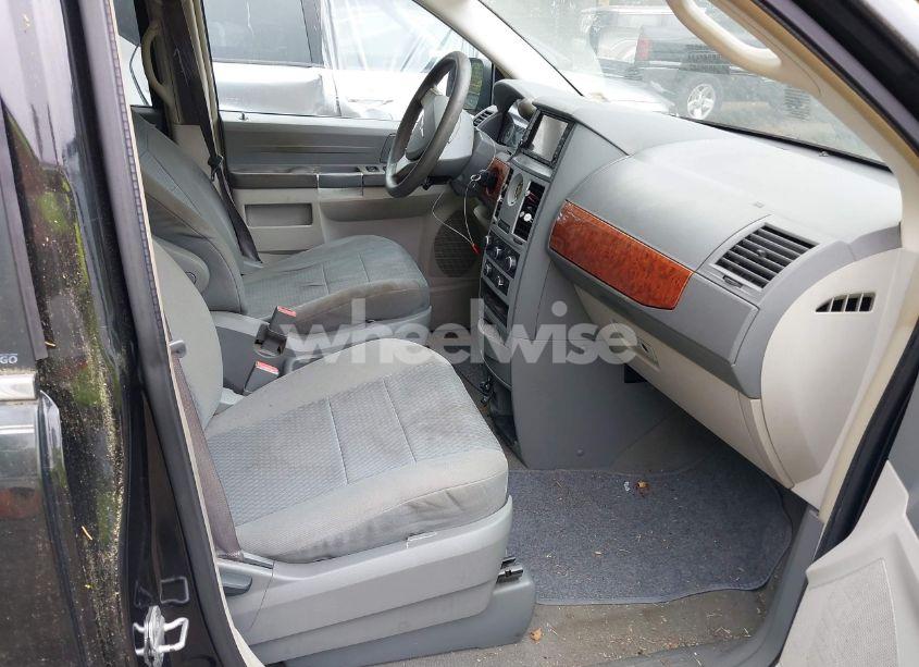 Photo 5 of 2009 Chrysler Town & COUNTRY LX (VIN 2A8HR44E39R567255)