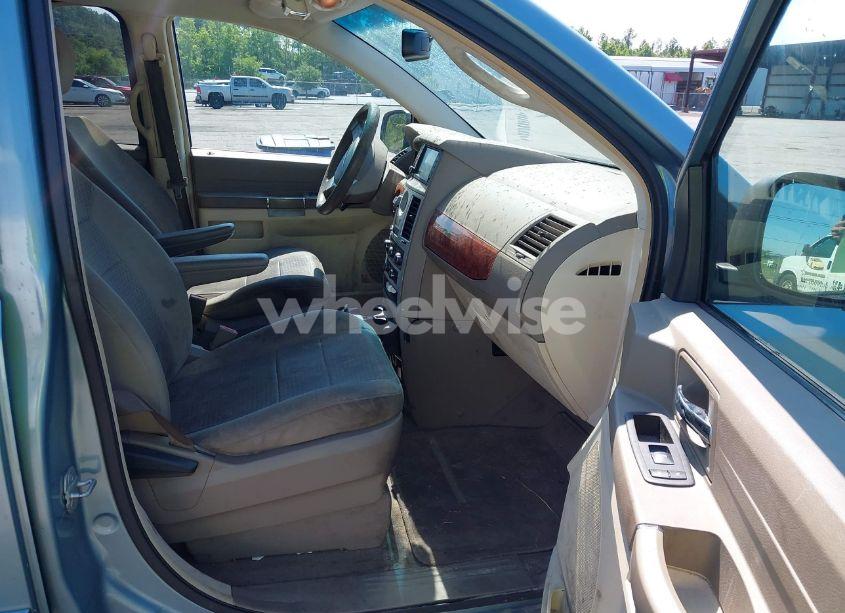 Photo 5 of 2009 Chrysler Town & COUNTRY LX (VIN 2A8HR44E49R560475)