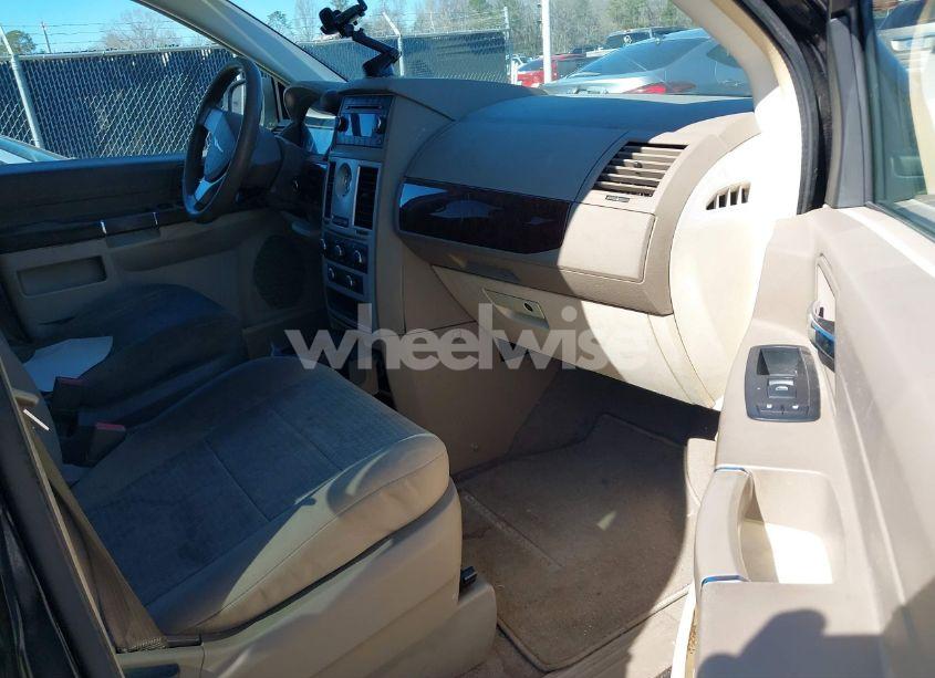 Photo 5 of 2009 Chrysler Town & COUNTRY LX (VIN 2A8HR44E49R689977)