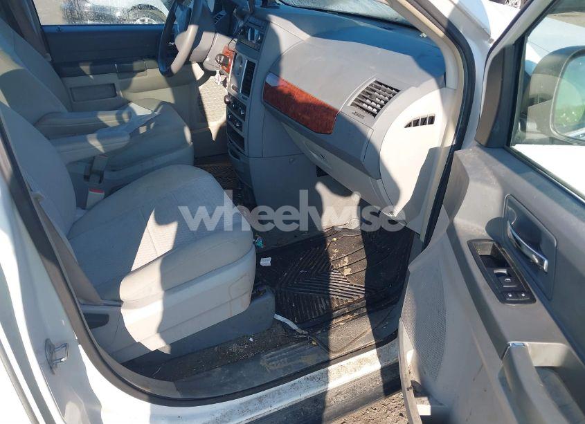 Photo 5 of 2009 Chrysler Town & COUNTRY LX (VIN 2A8HR44E59R530031)