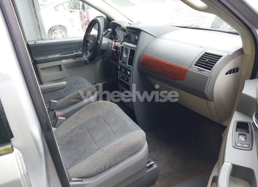 Photo 5 of 2009 Chrysler Town & COUNTRY LX (VIN 2A8HR44E59R570092)