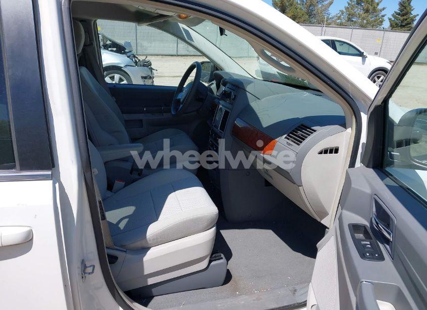 Photo 5 of 2009 Chrysler Town & COUNTRY LX (VIN 2A8HR44E69R512668)