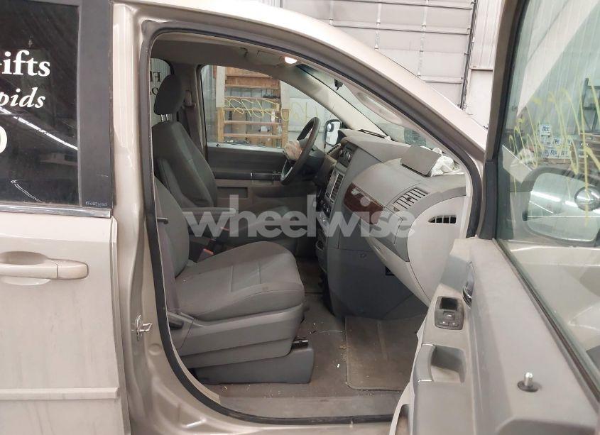 Photo 5 of 2009 Chrysler Town & COUNTRY LX (VIN 2A8HR44E79R683493)