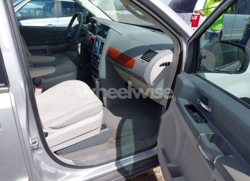 Photo 5 of 2009 Chrysler Town & COUNTRY LX (VIN 2A8HR44E89R630611)