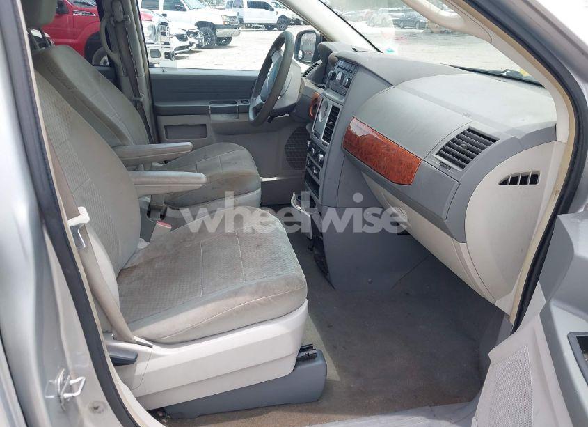 Photo 5 of 2009 Chrysler Town & COUNTRY LX (VIN 2A8HR44E99R542621)