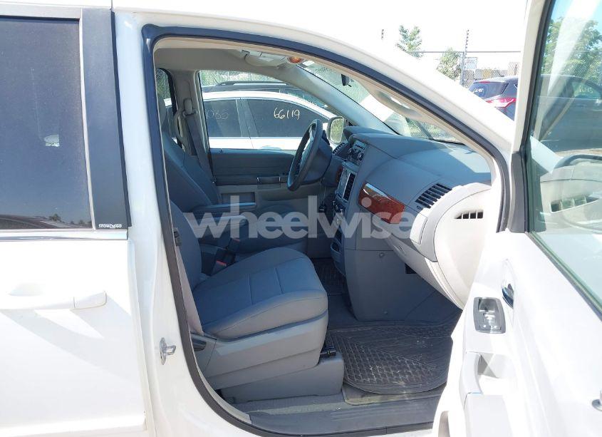 Photo 5 of 2009 Chrysler Town & COUNTRY LX (VIN 2A8HR44E99R616054)