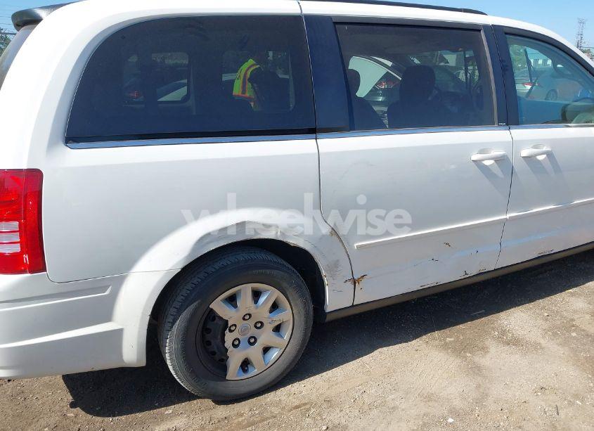 Photo 6 of 2009 Chrysler Town & COUNTRY LX (VIN 2A8HR44E99R616054)