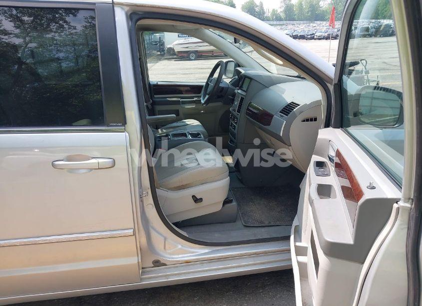 Photo 5 of 2009 Chrysler Town & COUNTRY TOURING (VIN 2A8HR54199R675608)