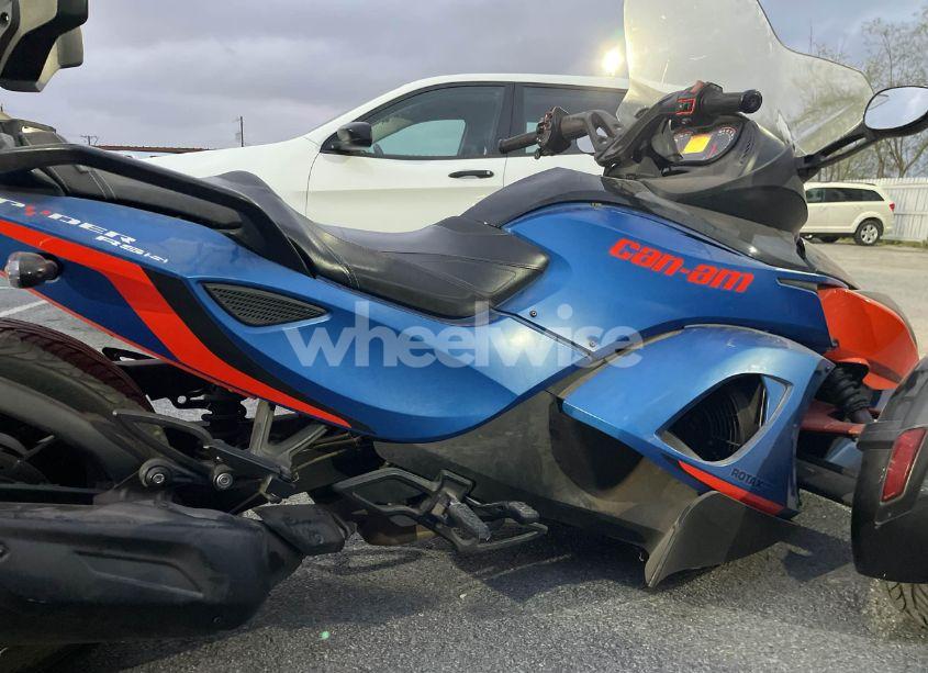 Photo 8 of 2015 Can-am Spyder ROADSTER RS/RS-S/RS-S SPEC SERIES (VIN 2BXNABC46FV000359)