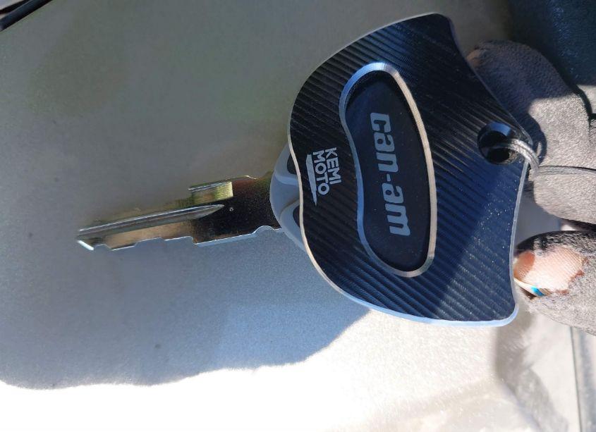 Photo 11 of 2017 Can-am Spyder ROADSTER RT/RT-S/LTD/SP SERIES (VIN 2BXNBDD22HV000898)