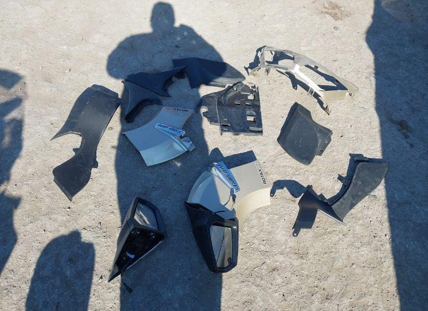 Photo 12 of 2017 Can-am Spyder ROADSTER RT/RT-S/LTD/SP SERIES (VIN 2BXNBDD22HV000898)