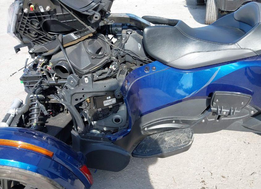 Photo 9 of 2016 Can-am Spyder ROADSTER RT/RT-S/LTD/SP SERIES (VIN 2BXNBDD28GV002623)