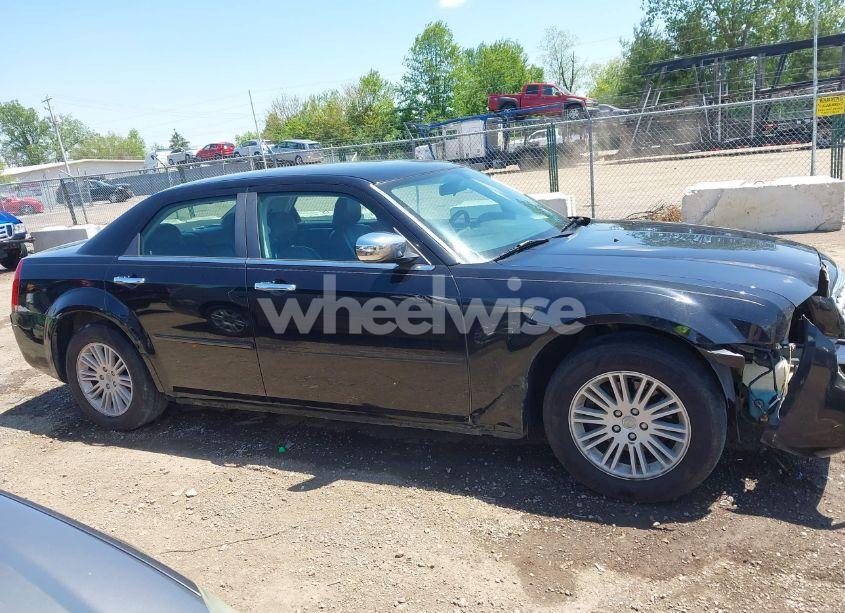 Photo 13 of 2010 Chrysler 300 TOURING/SIGNATURE SERIES/EXECUTIVE SERIES (VIN 2C3CA5CV2AH326950)