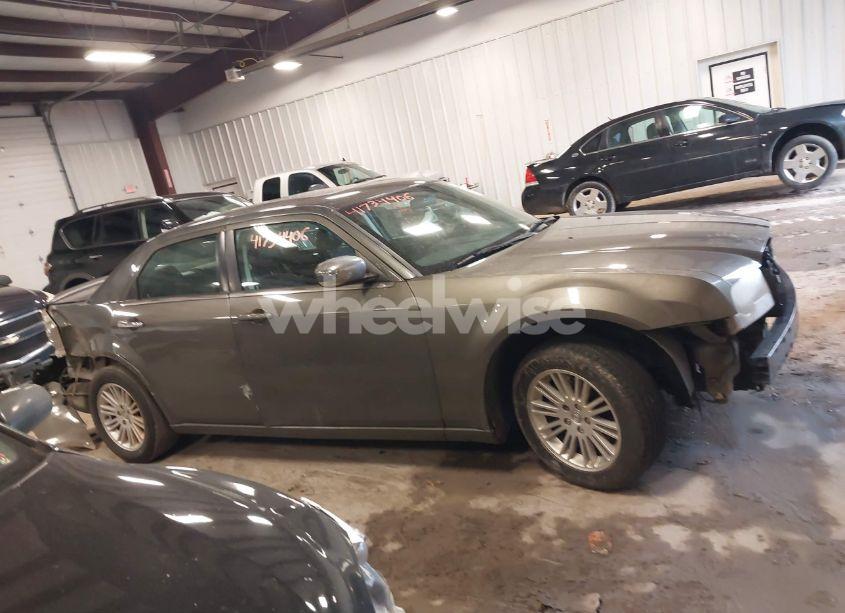 Photo 13 of 2010 Chrysler 300 TOURING/SIGNATURE SERIES/EXECUTIVE SERIES (VIN 2C3CA5CVXAH263399)