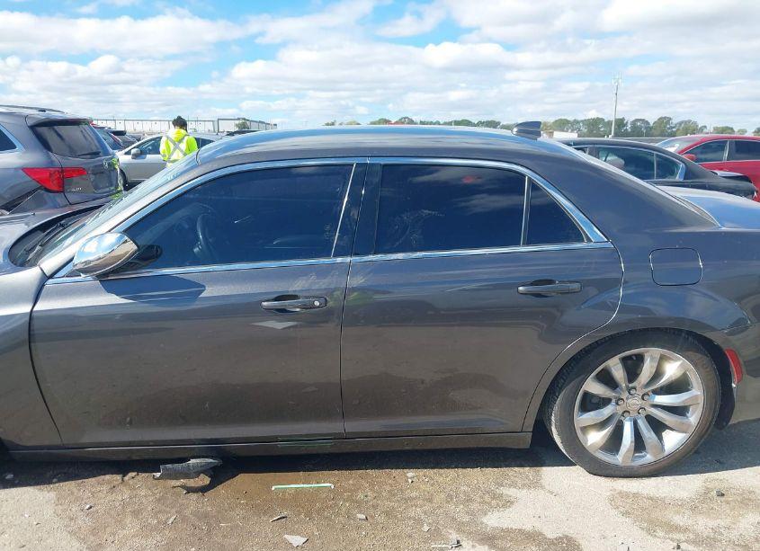 Photo 15 of 2019 Chrysler 300 TOURING (VIN 2C3CCAAG1KH569061)