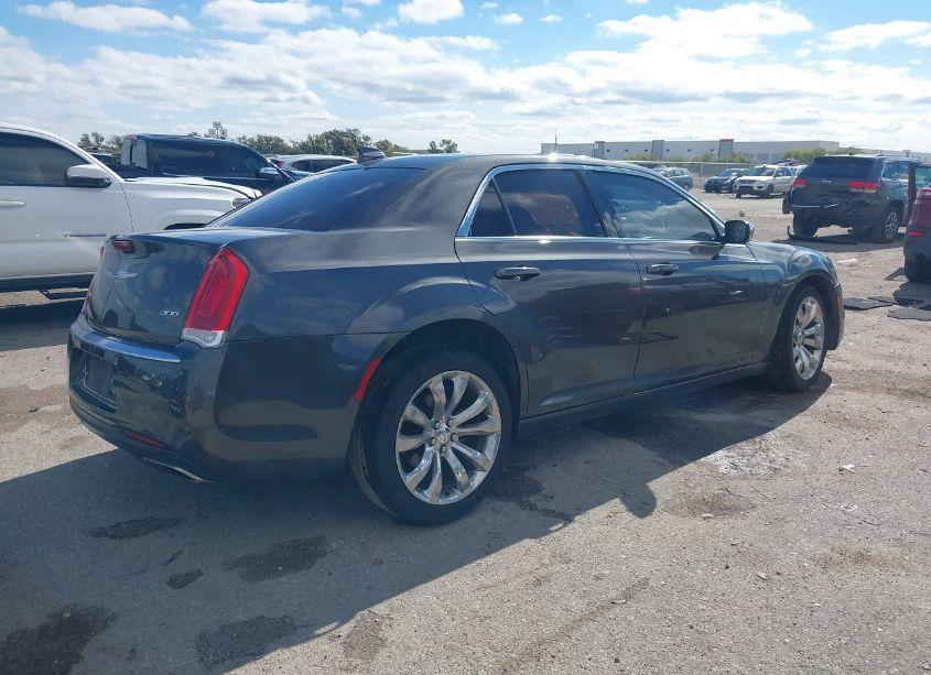 Photo 4 of 2019 Chrysler 300 TOURING (VIN 2C3CCAAG1KH569061)